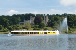 MS Sanssouci vor dem Schloss Babelsberg